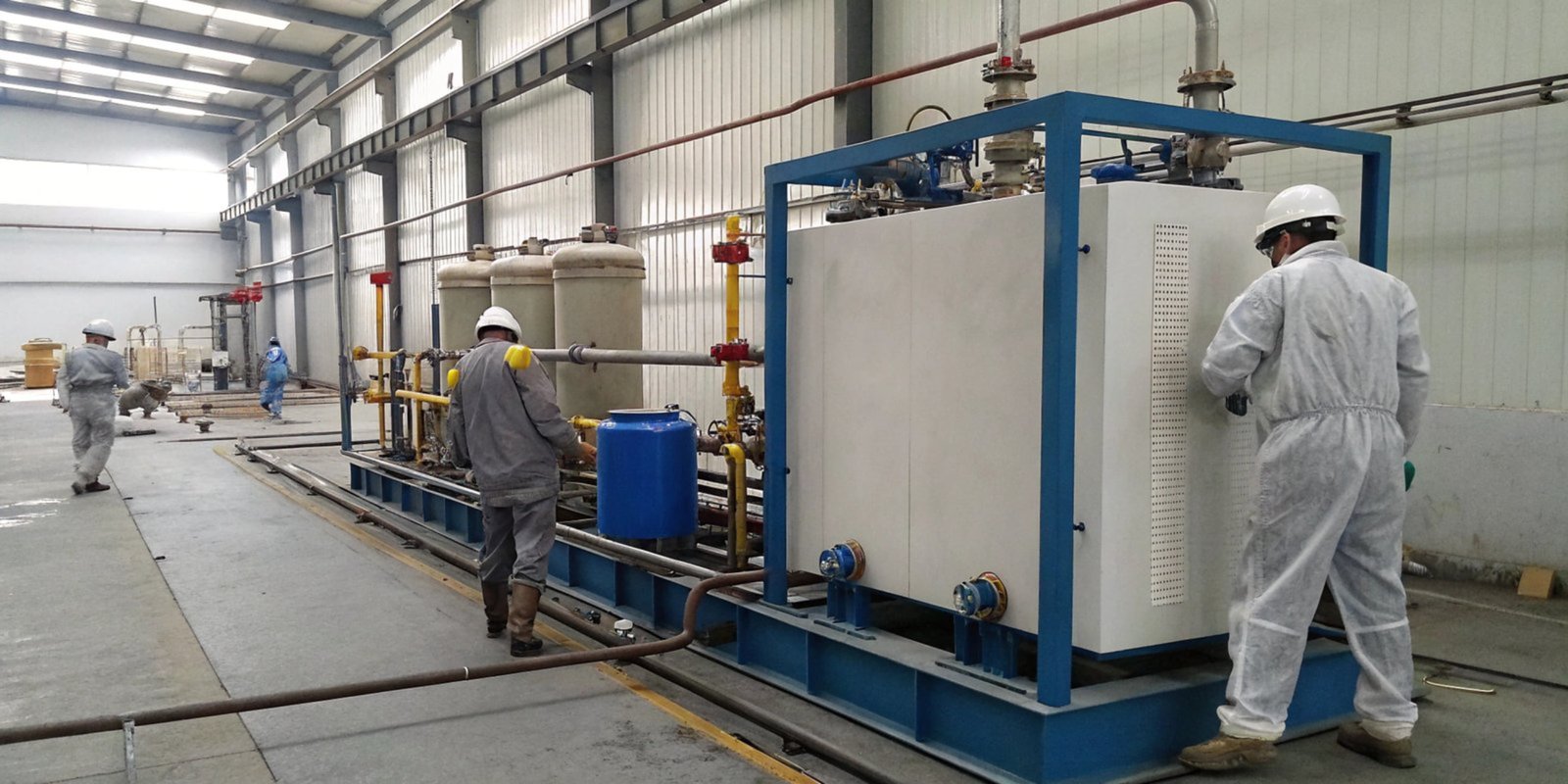 Foamor High-Pressure PU Foaming Machine A high-pressure PU foam machine in a factory setting