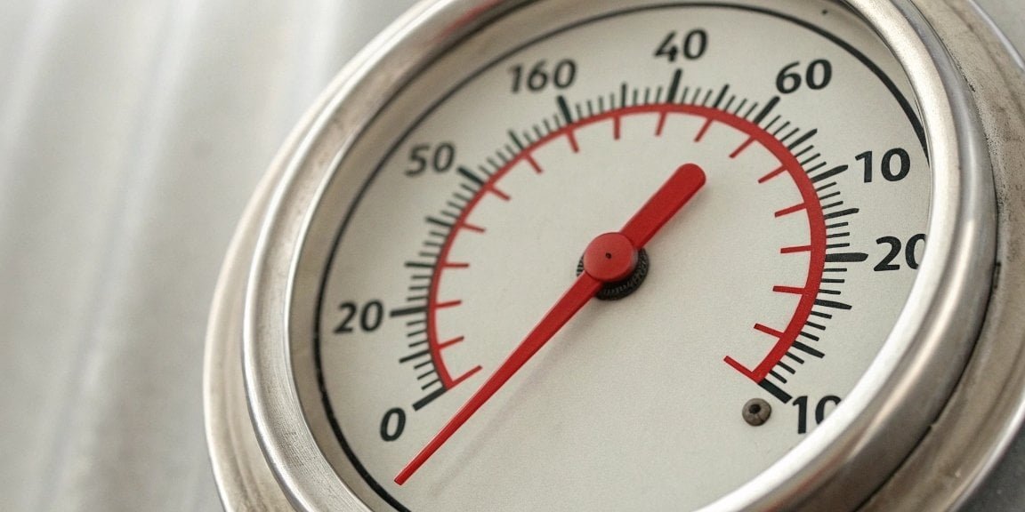 A temperature gauge showing a red zone, symbolizing the heat limitations of polyurethane.