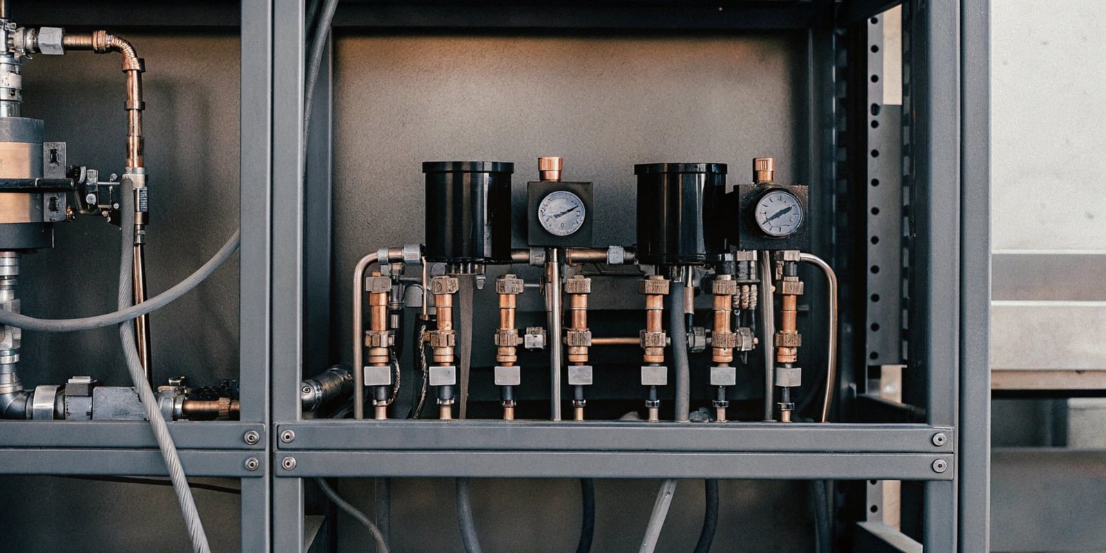 A labeled diagram of a high-pressure machine showing the main components like tanks, pumps, and control panel