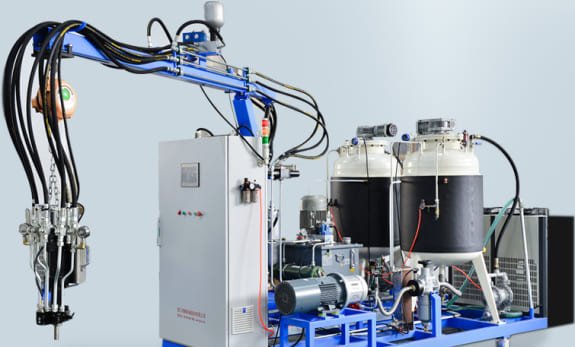 High-pressure foaming machine