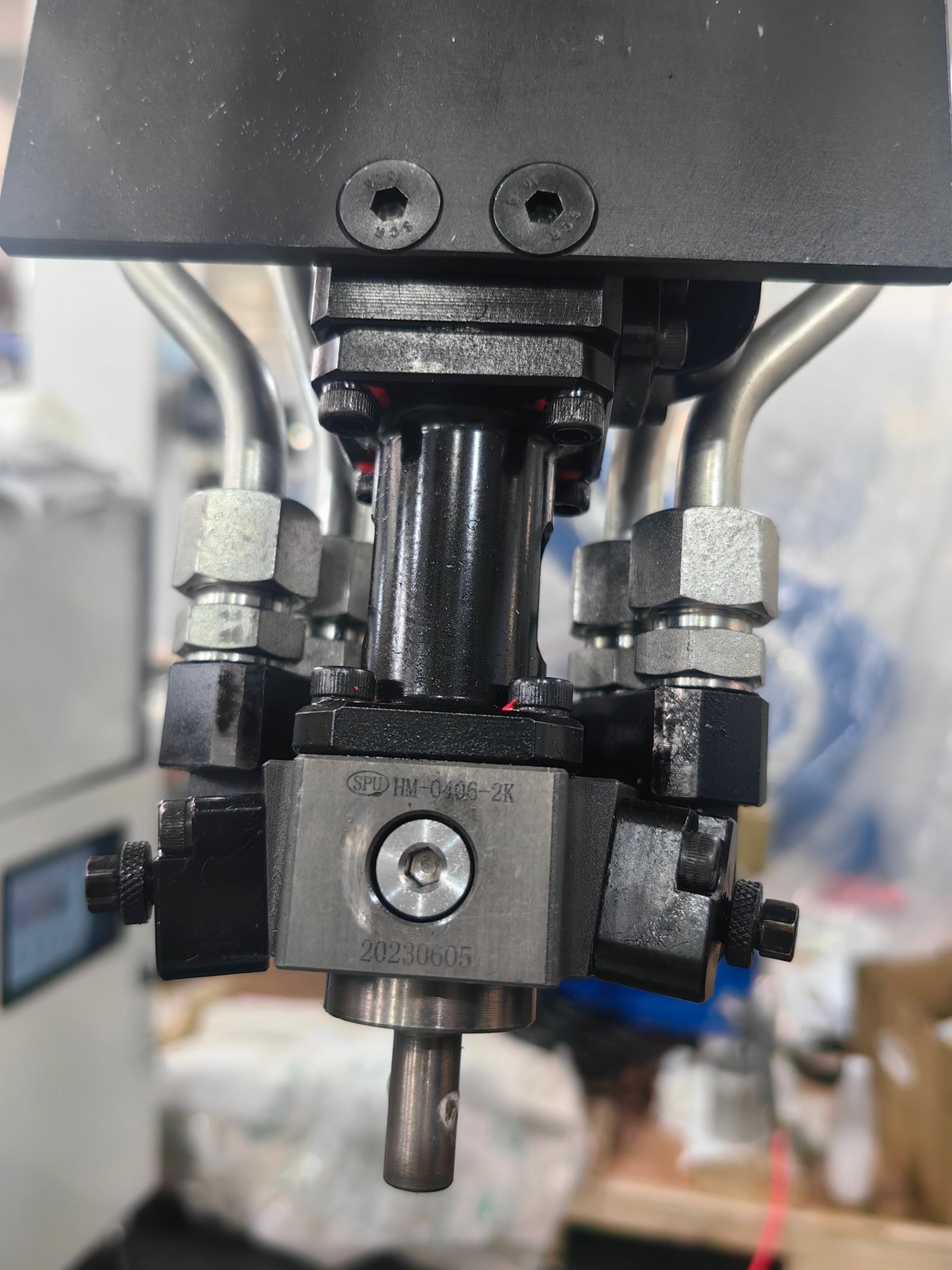 What Is a Self-Cleaning Mixing Head and How Does It Work?